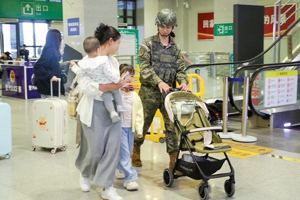 執勤武警官兵幫助人民群眾。