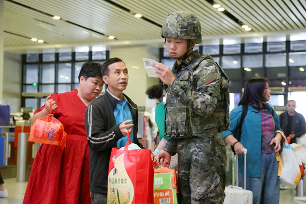 执勤武警官兵帮助人民群众。