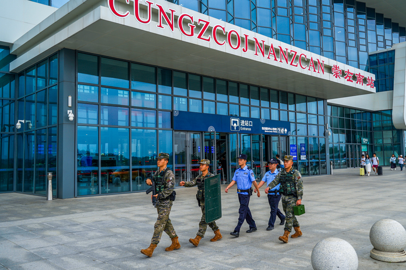 武警官兵在崇左南站徒步巡邏。杜思念攝