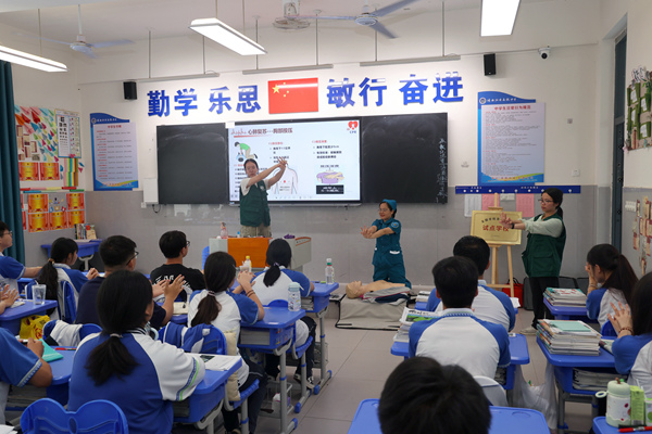 志愿服务团队在进行急救知识宣讲。莫军摄