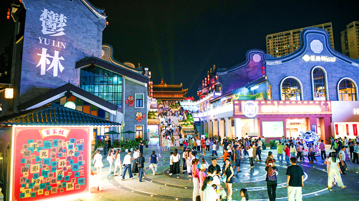 五一假期万花楼文旅综合城游人如织。