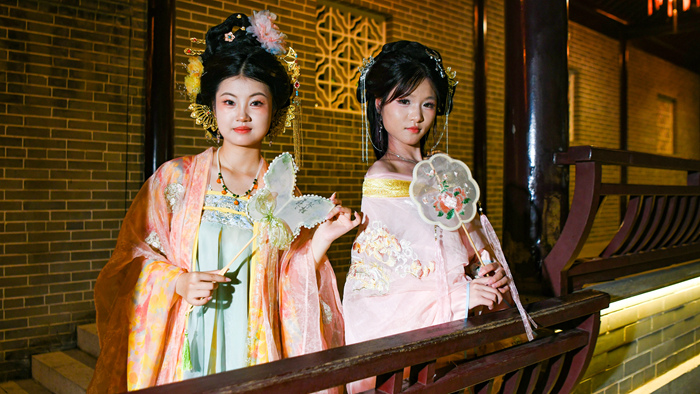 小姐姐身穿汉服拍照打卡。