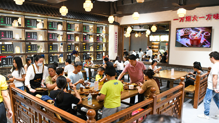 玉林香料小吃大食堂一位难求。
