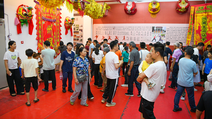 玉林市州珮功夫龙狮协会吸引众多市民游客。