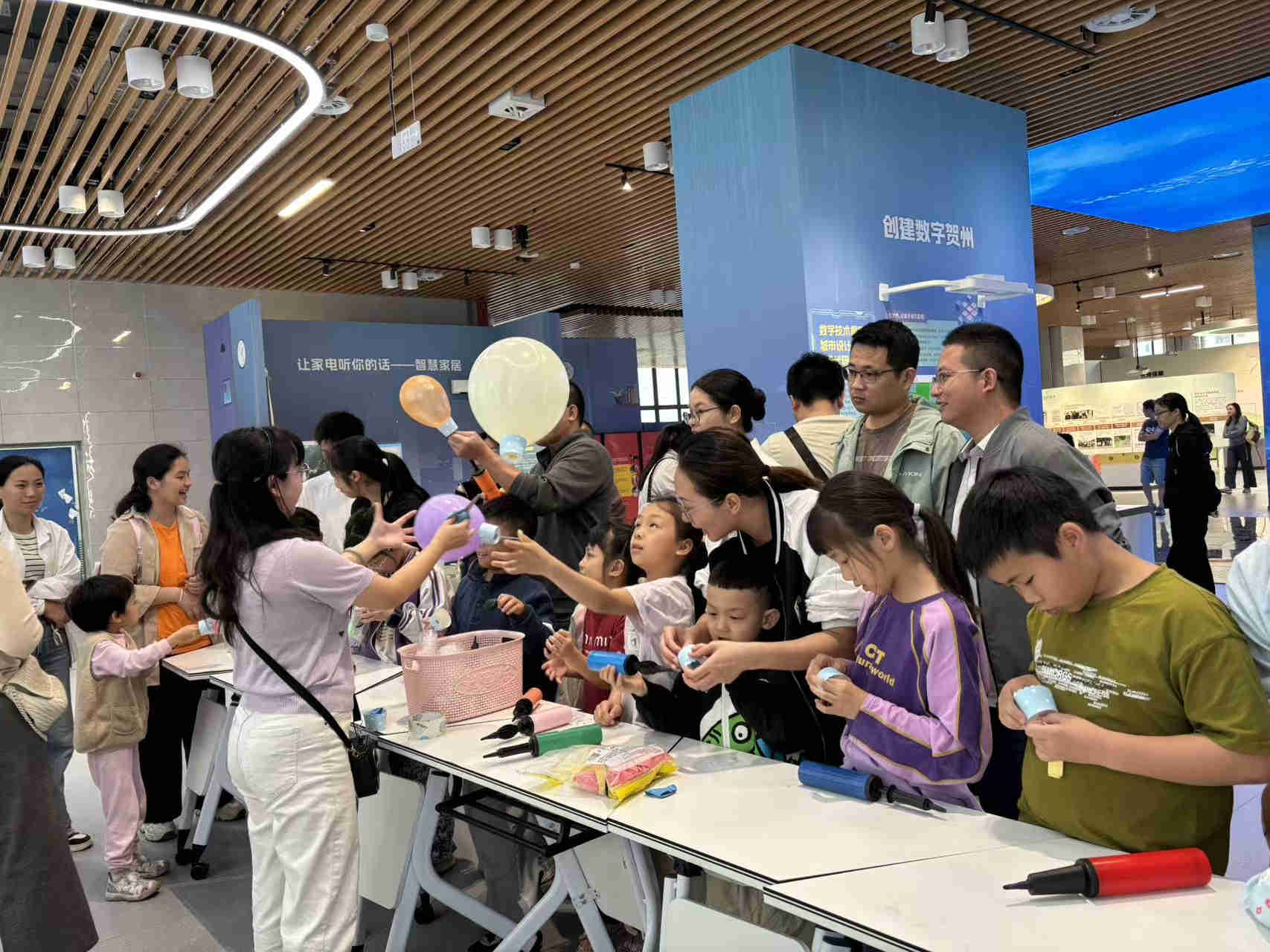 贺州市科技馆开展《迷你热气球》科普课程。黄传彦摄