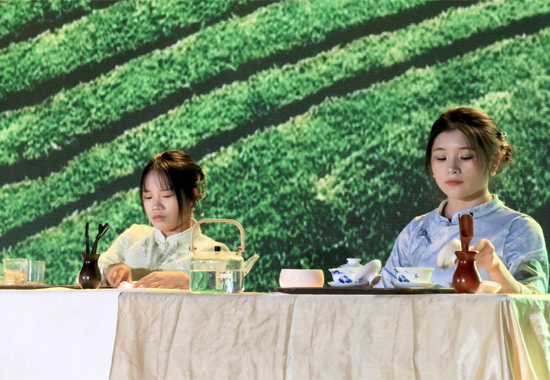 茶艺社《芷韵香茗》茶艺展示。北海职业学院供图