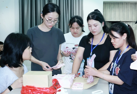 会计协会限时数钞。北海职业学院供图