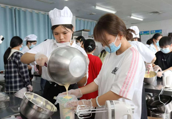 烹饪协会纸杯蛋糕培训。北海职业学院供图