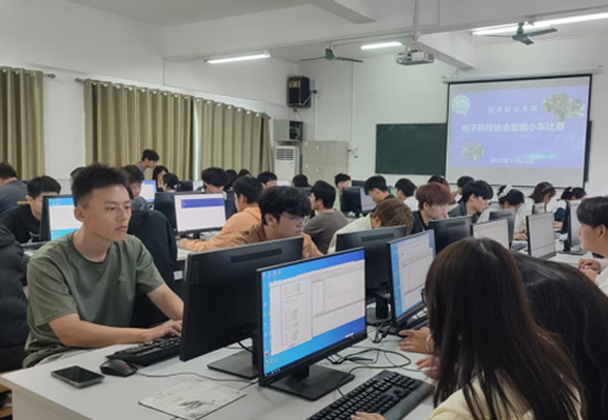 智能小车编程现场。北海职业学院供图