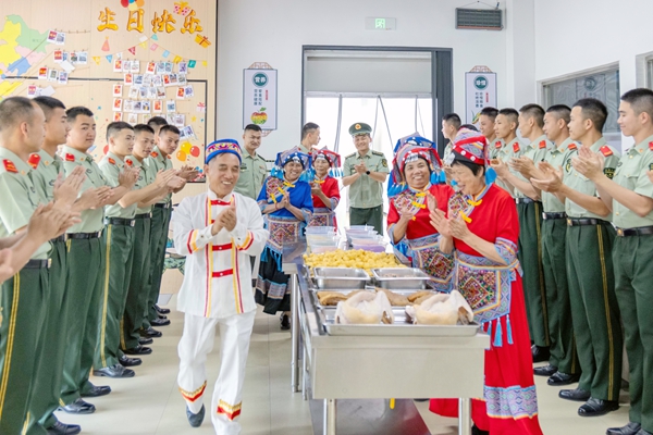 駐地少數民族群眾走進軍營，武警官兵列隊歡迎。