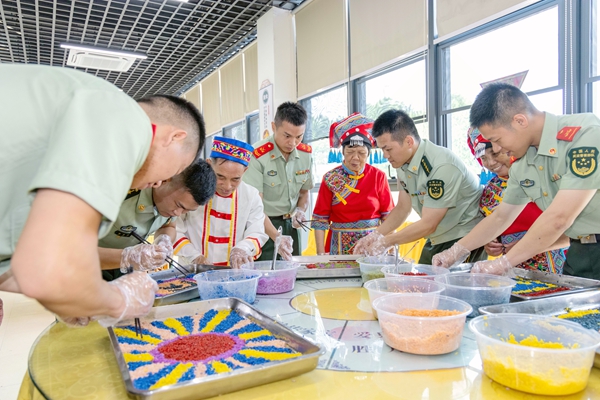 武警官兵與駐地少數民族群眾制作特色糯米飯。