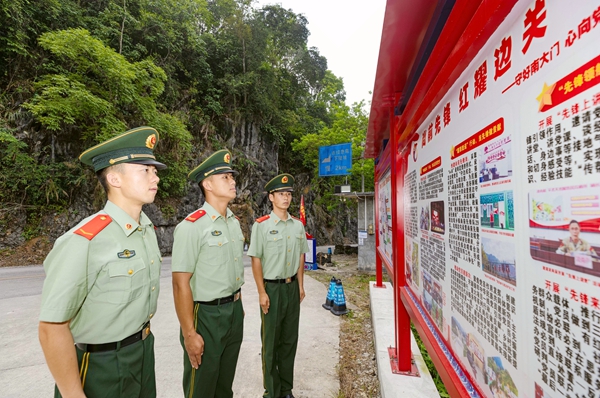武警官兵正參觀哨所建設展板。