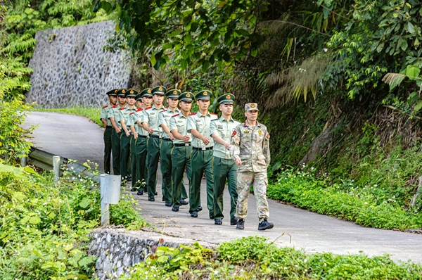 天池哨所副哨長帶領武警官兵體驗巡邊路。