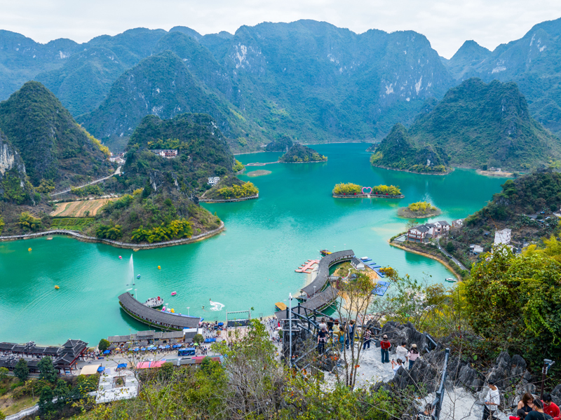 游客在浩坤湖登山打卡（资料图）。凌云宣传部供图
