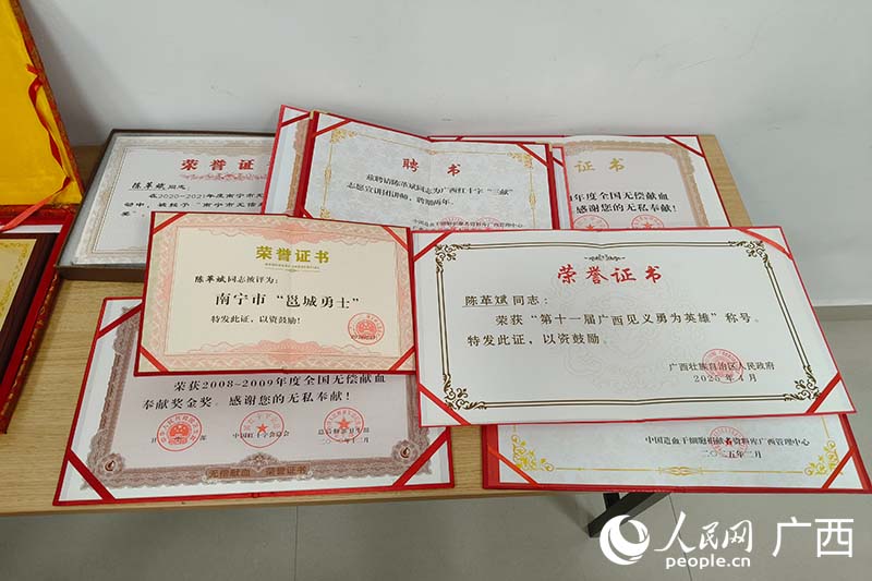 陈革斌获得的荣誉证书。人民网 刘璐瑶摄