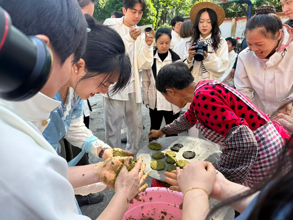 研學團隊正在學制茶。胡蘋元攝