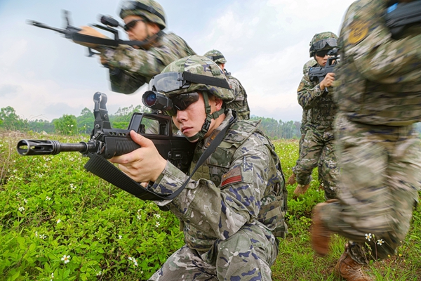 武警賀州支隊開展野外實戰化訓練。歐偉彬攝