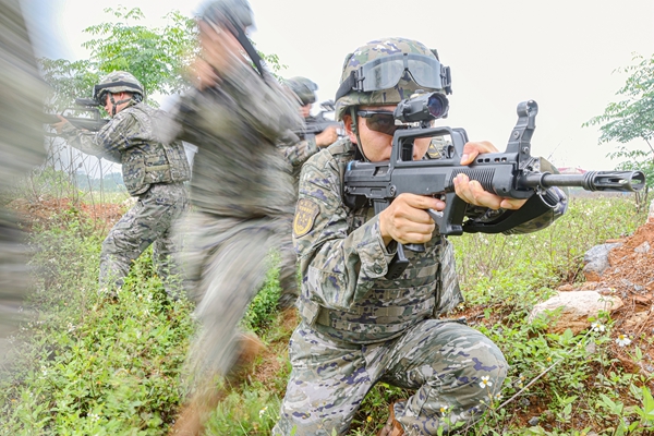 武警贺州支队开展野外实战化训练。欧伟彬摄