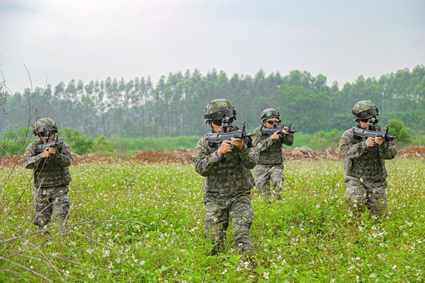 武警官兵搜索陌生地域。欧伟彬摄