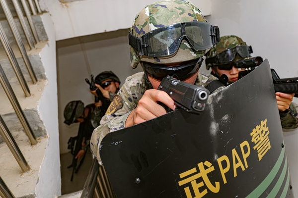 武警官兵搜索上楼。欧伟彬摄