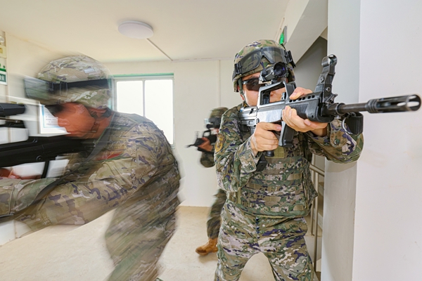 武警官兵突入房间进行战斗。欧伟彬摄