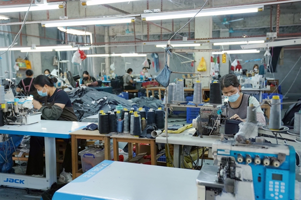 工人正在有序开展工作。张越摄