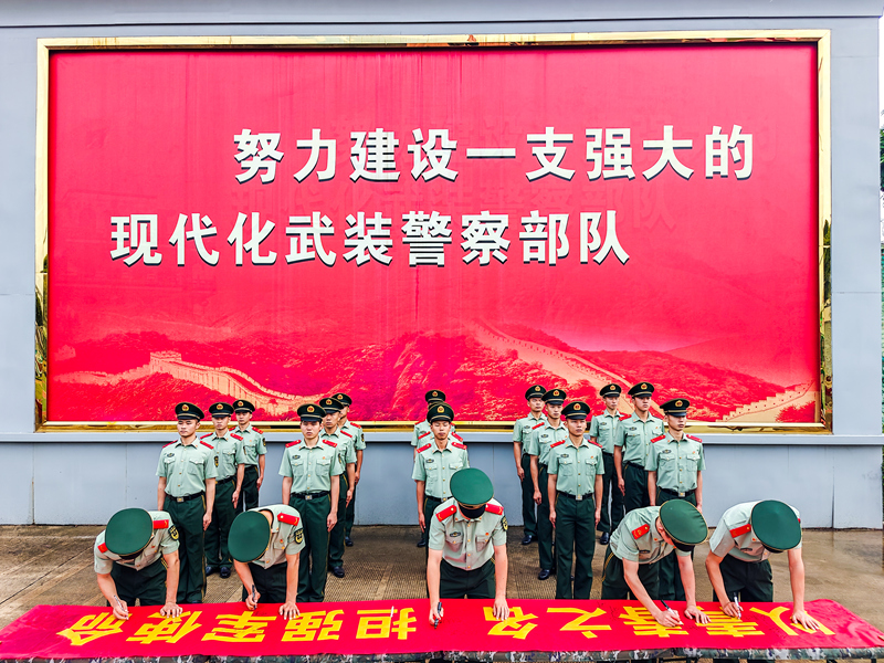 团员在主题横幅上签字。