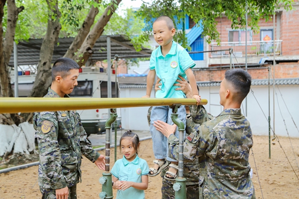 武警官兵帶學生體驗器械。