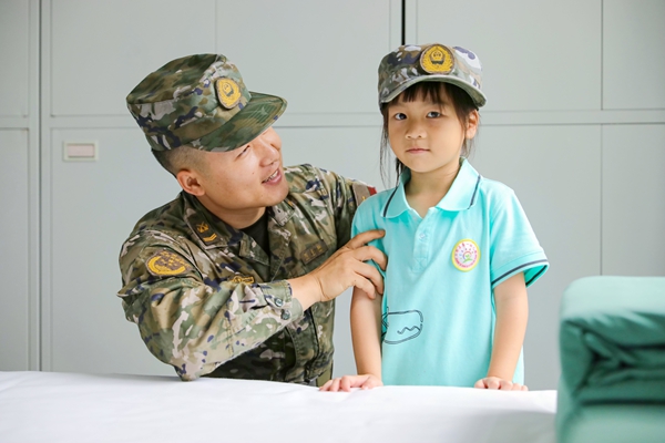 武警官兵和學生們合影留念。