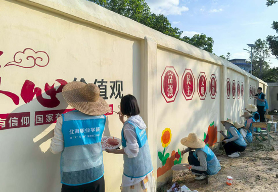 师生团队为墙绘上色。北海职业学院供图