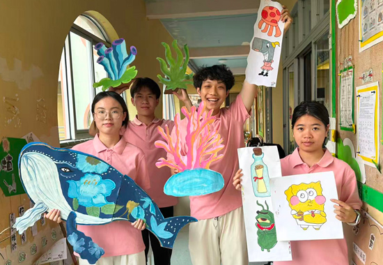 学生辅助班级环创布置。北海职业学院供图