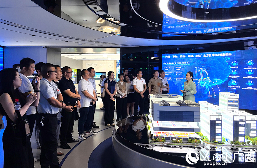 与会人员参观润健人工智能展厅。人民网记者 付华周摄
