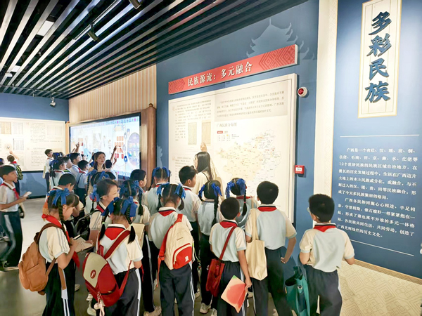 学生们参观“典籍中的八桂文化展”。记者宋延康摄
