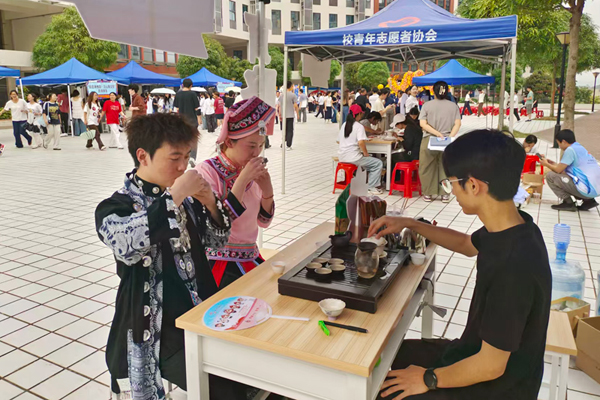 4月14日，在“三月三 趣交院”系列活动中，师生在“茶廉润心灵，清风满校园”茶艺体验区体验沏茶过程。广西交职院供图