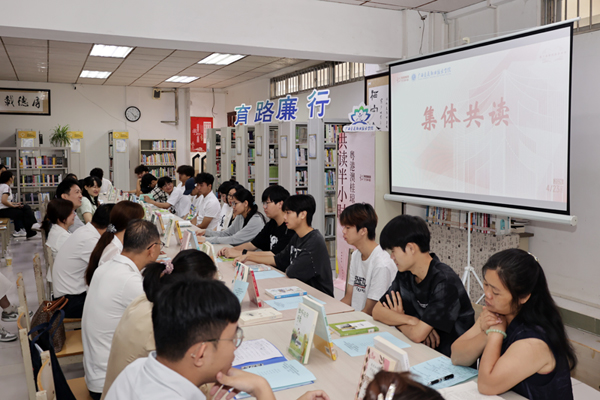 4月23日，师生代表齐聚一堂，围绕廉洁主题分享阅读心得，从经典中汲取崇德尚廉的文化滋养。广西交职院供图