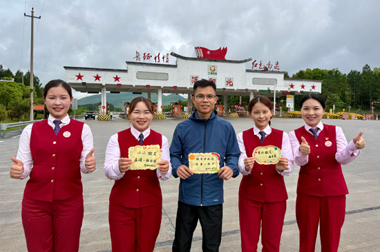 “树湘班组”成员邀请司乘微笑日活动合影（作者：蒋忠秋）