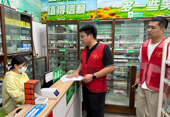 包联单位干部发挥职业优势为商户提供业务咨询