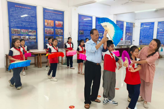 黄志元老师指导小学生学习壮剧表演技巧。李敏摄