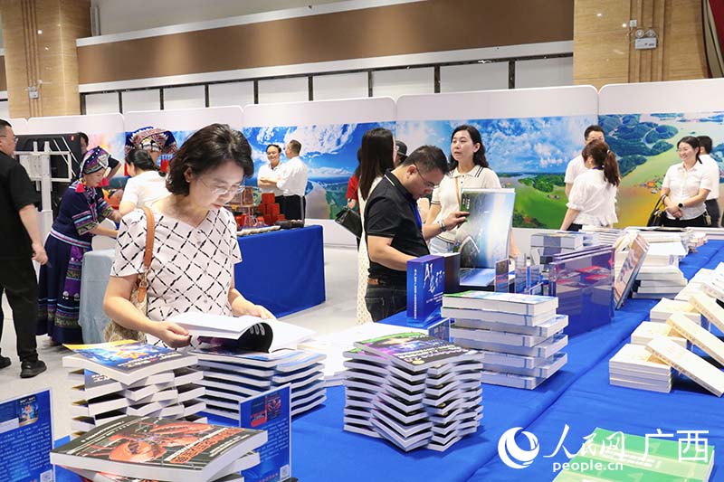 市民翻阅相关科普书籍。人民网 刘璐瑶摄
