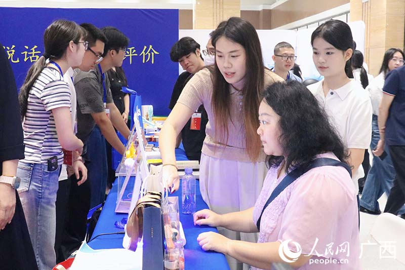 市民在展区进行体验。人民网 刘璐瑶摄
