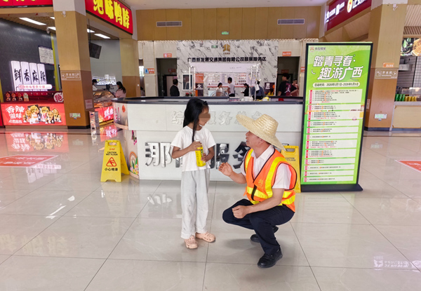 那丽服务区工作人员帮助儿童找到家人。姜丹摄