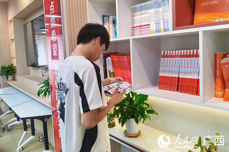 黎永桢翻阅急救知识相关书籍。人民网 刘璐瑶摄