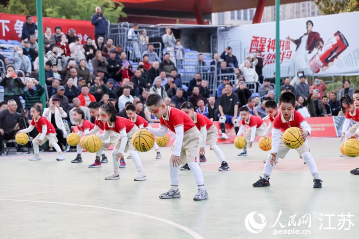 “县BA”比赛间隙，萌娃篮球秀精彩上演。