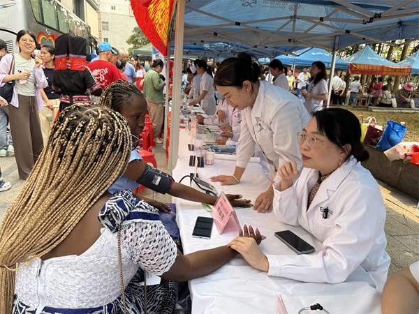 义诊活动现场。广西民族医院供图