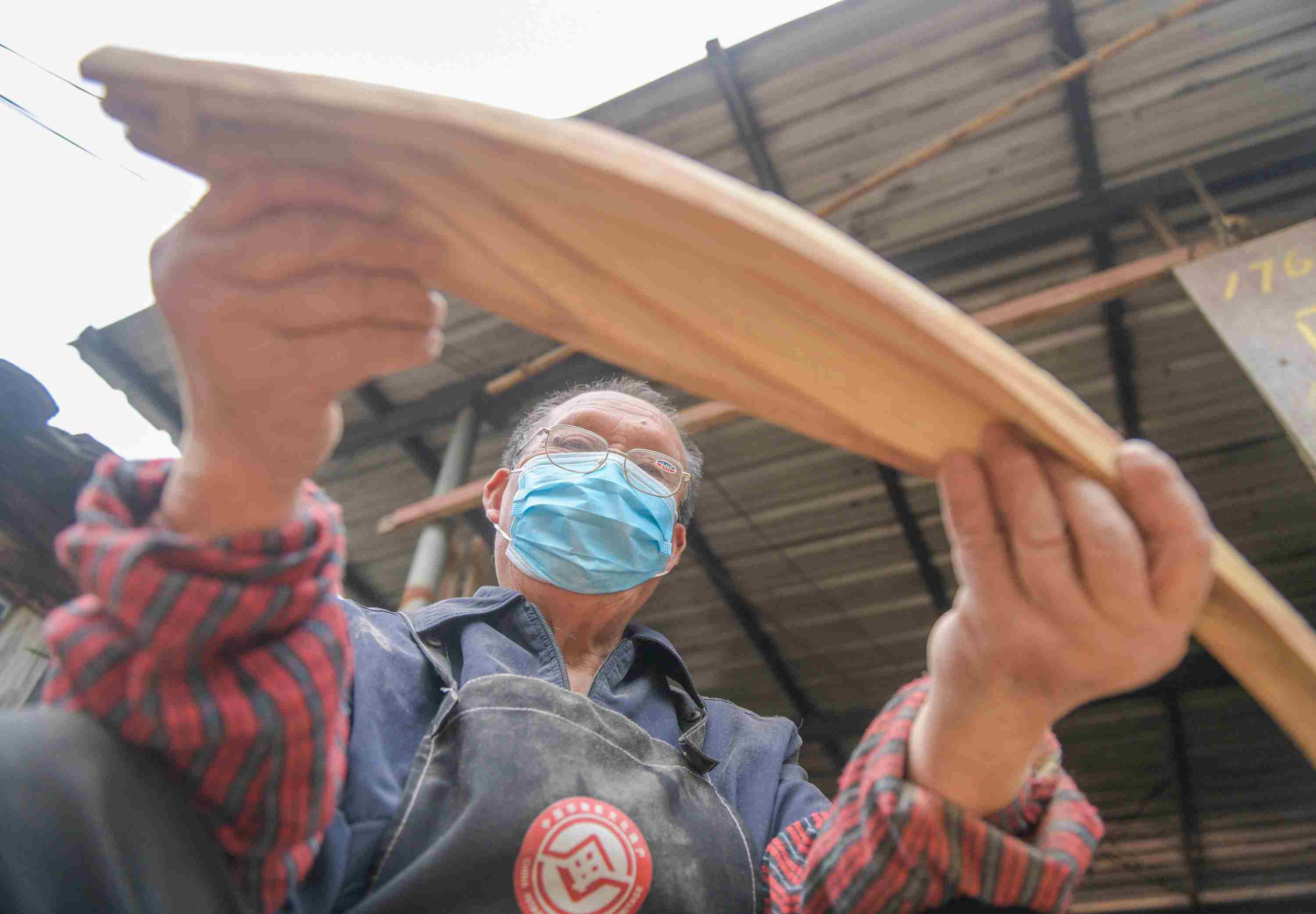 打磨小龙船。蒋克青摄