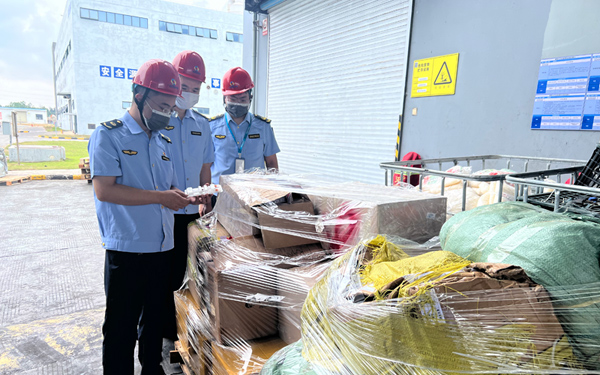 工作人员监督销毁假冒伪劣商品现场。港口区市场监督管理局供图