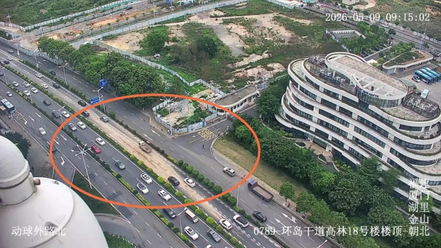 厦门市执法局工作人员通过平台锁定污染源头。厦门市执法局供图