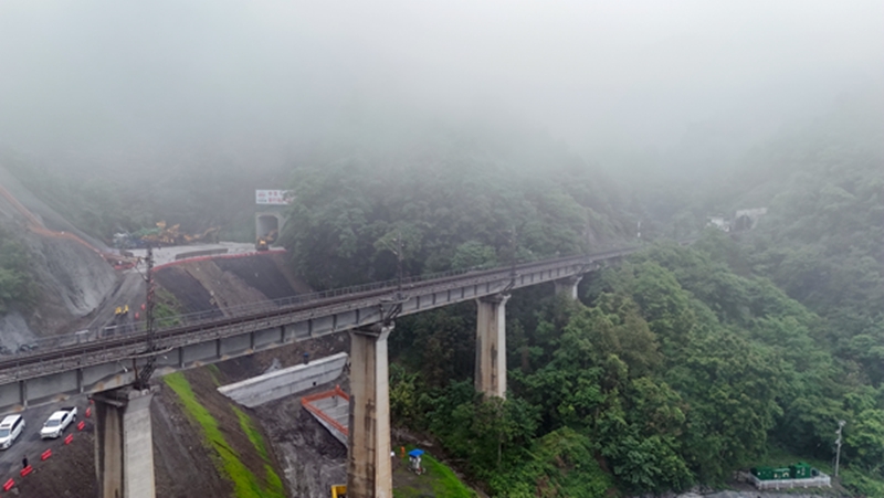黔桂铁路增建二线项目新打场2号隧道出口处在施工作业。林鹤摄