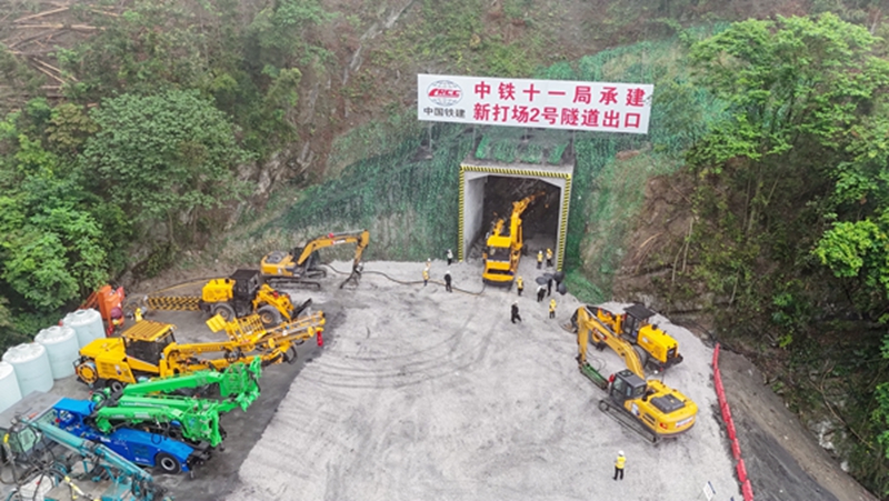 黔桂铁路增建二线项目新打场2号隧道出口处在施工作业。韦建松摄