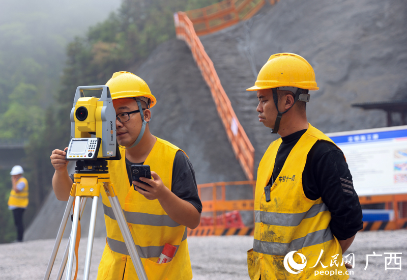 黔桂铁路增建二线项目新打场2号隧道出口顺利掘进，技术人员进行测量放样。